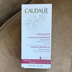 Caudalie Vinosource Overnight Recovery Oil - White and Pink